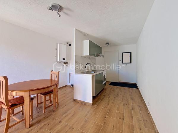 Appartement de type 1, situé en rez-de-chaussée au sein d’une petite copropriété à Six-Fours-les-Plages, quartier de Sauviou.

Entièrement rénové avec des matériaux de qualité, il offre une belle pièce de vie avec une cuisine équipée ainsi qu’une salle d’eau moderne avec WC.

Il bénéficie egalement d'une agréable terrasse de plus de 20 m², au calme, sans vis-à-vis, idéale pour les moments de détente.


Son emplacement privilégié permet de rejoindre à pied la plage de Bonnegrâce ainsi que les commerces de proximité, offrant un cadre de vie à la fois pratique et recherché.