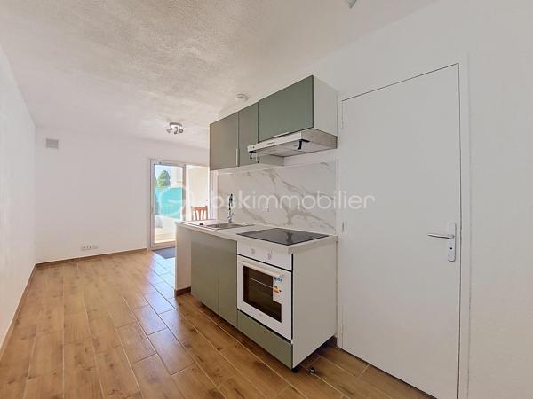 Appartement de type 1, situé en rez-de-chaussée au sein d’une petite copropriété à Six-Fours-les-Plages, quartier de Sauviou.

Entièrement rénové avec des matériaux de qualité, il offre une belle pièce de vie avec une cuisine équipée ainsi qu’une salle d’eau moderne avec WC.

Il bénéficie egalement d'une agréable terrasse de plus de 20 m², au calme, sans vis-à-vis, idéale pour les moments de détente.


Son emplacement privilégié permet de rejoindre à pied la plage de Bonnegrâce ainsi que les commerces de proximité, offrant un cadre de vie à la fois pratique et recherché.