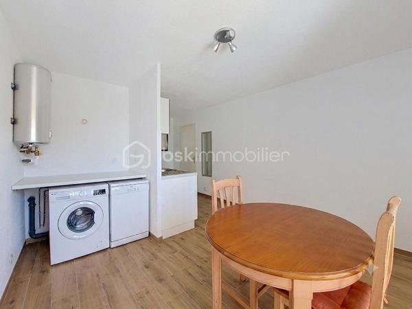 Appartement de type 1, situé en rez-de-chaussée au sein d’une petite copropriété à Six-Fours-les-Plages, quartier de Sauviou.

Entièrement rénové avec des matériaux de qualité, il offre une belle pièce de vie avec une cuisine équipée ainsi qu’une salle d’eau moderne avec WC.

Il bénéficie egalement d'une agréable terrasse de plus de 20 m², au calme, sans vis-à-vis, idéale pour les moments de détente.


Son emplacement privilégié permet de rejoindre à pied la plage de Bonnegrâce ainsi que les commerces de proximité, offrant un cadre de vie à la fois pratique et recherché.