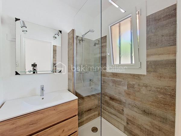 Appartement de type 1, situé en rez-de-chaussée au sein d’une petite copropriété à Six-Fours-les-Plages, quartier de Sauviou.

Entièrement rénové avec des matériaux de qualité, il offre une belle pièce de vie avec une cuisine équipée ainsi qu’une salle d’eau moderne avec WC.

Il bénéficie egalement d'une agréable terrasse de plus de 20 m², au calme, sans vis-à-vis, idéale pour les moments de détente.


Son emplacement privilégié permet de rejoindre à pied la plage de Bonnegrâce ainsi que les commerces de proximité, offrant un cadre de vie à la fois pratique et recherché.