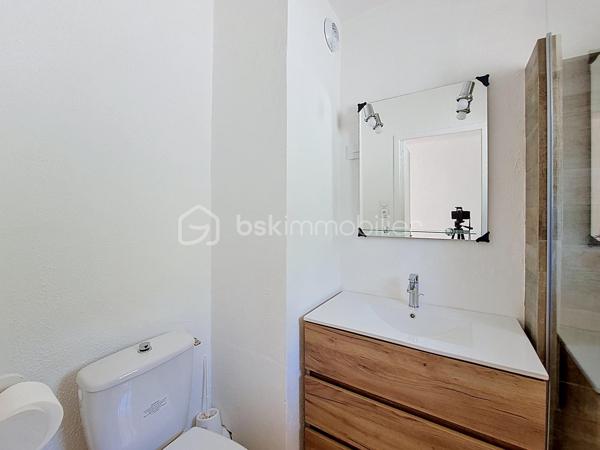 Appartement de type 1, situé en rez-de-chaussée au sein d’une petite copropriété à Six-Fours-les-Plages, quartier de Sauviou.

Entièrement rénové avec des matériaux de qualité, il offre une belle pièce de vie avec une cuisine équipée ainsi qu’une salle d’eau moderne avec WC.

Il bénéficie egalement d'une agréable terrasse de plus de 20 m², au calme, sans vis-à-vis, idéale pour les moments de détente.


Son emplacement privilégié permet de rejoindre à pied la plage de Bonnegrâce ainsi que les commerces de proximité, offrant un cadre de vie à la fois pratique et recherché.