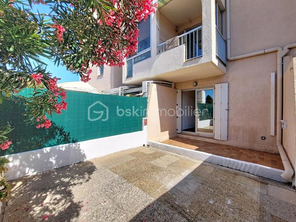 Appartement de type 1, situé en rez-de-chaussée au sein d’une petite copropriété à Six-Fours-les-Plages, quartier de Sauviou.

Entièrement rénové avec des matériaux de qualité, il offre une belle pièce de vie avec une cuisine équipée ainsi qu’une salle d’eau moderne avec WC.

Il bénéficie egalement d'une agréable terrasse de plus de 20 m², au calme, sans vis-à-vis, idéale pour les moments de détente.


Son emplacement privilégié permet de rejoindre à pied la plage de Bonnegrâce ainsi que les commerces de proximité, offrant un cadre de vie à la fois pratique et recherché.