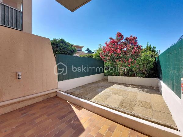 Appartement de type 1, situé en rez-de-chaussée au sein d’une petite copropriété à Six-Fours-les-Plages, quartier de Sauviou.

Entièrement rénové avec des matériaux de qualité, il offre une belle pièce de vie avec une cuisine équipée ainsi qu’une salle d’eau moderne avec WC.

Il bénéficie egalement d'une agréable terrasse de plus de 20 m², au calme, sans vis-à-vis, idéale pour les moments de détente.


Son emplacement privilégié permet de rejoindre à pied la plage de Bonnegrâce ainsi que les commerces de proximité, offrant un cadre de vie à la fois pratique et recherché.