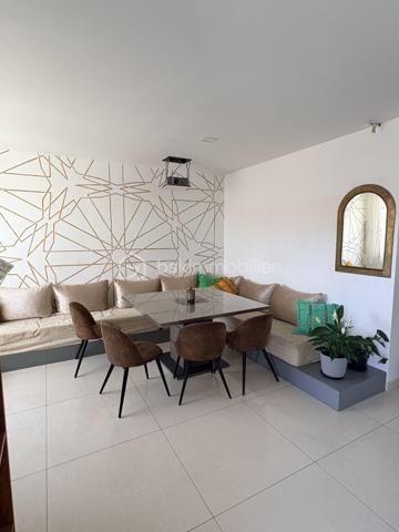 Produit rare sur le marché. 
Appartement avec local commercial communiquant. 
Ce bien se compose d'une pièce de vie agréable exposée sud donnant sur un balcon de 6m2 sans vis à vis , 
cuisine ouverte avec ilot central et une chambre , salle d'eau et toilette séparé.
La partie commercial est amenagé actuellement en une double chambre type mezzanine , mais peut etre remise en local pour activité professionelle.Belle visibilité avec sa double ouverture en angle de rue .
une cave complete ce bien