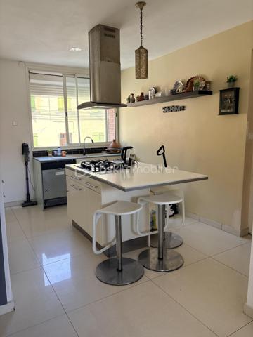 Produit rare sur le marché. 
Appartement avec local commercial communiquant. 
Ce bien se compose d'une pièce de vie agréable exposée sud donnant sur un balcon de 6m2 sans vis à vis , 
cuisine ouverte avec ilot central et une chambre , salle d'eau et toilette séparé.
La partie commercial est amenagé actuellement en une double chambre type mezzanine , mais peut etre remise en local pour activité professionelle.Belle visibilité avec sa double ouverture en angle de rue .
une cave complete ce bien