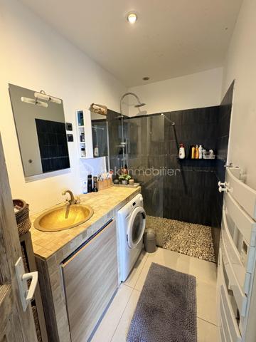 Produit rare sur le marché. 
Appartement avec local commercial communiquant. 
Ce bien se compose d'une pièce de vie agréable exposée sud donnant sur un balcon de 6m2 sans vis à vis , 
cuisine ouverte avec ilot central et une chambre , salle d'eau et toilette séparé.
La partie commercial est amenagé actuellement en une double chambre type mezzanine , mais peut etre remise en local pour activité professionelle.Belle visibilité avec sa double ouverture en angle de rue .
une cave complete ce bien
