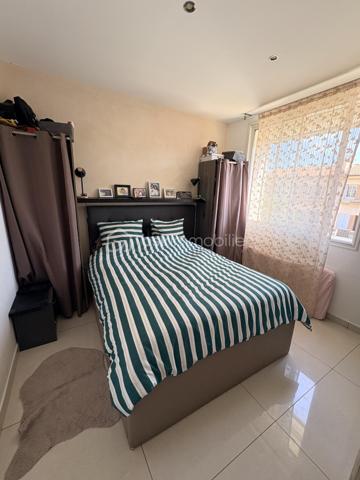 Produit rare sur le marché. 
Appartement avec local commercial communiquant. 
Ce bien se compose d'une pièce de vie agréable exposée sud donnant sur un balcon de 6m2 sans vis à vis , 
cuisine ouverte avec ilot central et une chambre , salle d'eau et toilette séparé.
La partie commercial est amenagé actuellement en une double chambre type mezzanine , mais peut etre remise en local pour activité professionelle.Belle visibilité avec sa double ouverture en angle de rue .
une cave complete ce bien