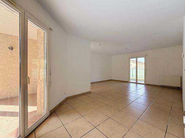 Maison T5 de plain-pied avec 4 chambres et jardin