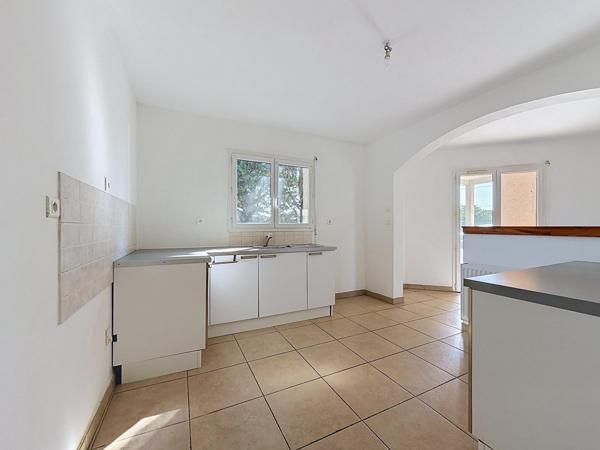 Maison T5 de plain-pied avec 4 chambres et jardin
