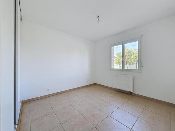 Maison T5 de plain-pied avec 4 chambres et jardin