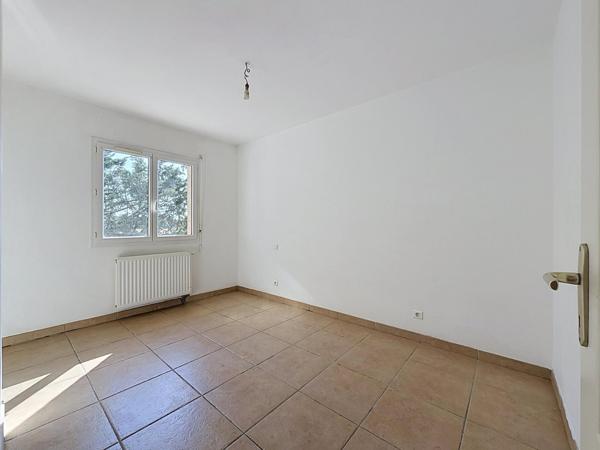 Maison T5 de plain-pied avec 4 chambres et jardin