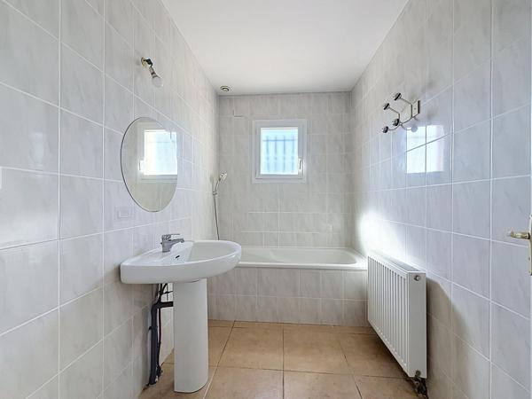 Maison T5 de plain-pied avec 4 chambres et jardin