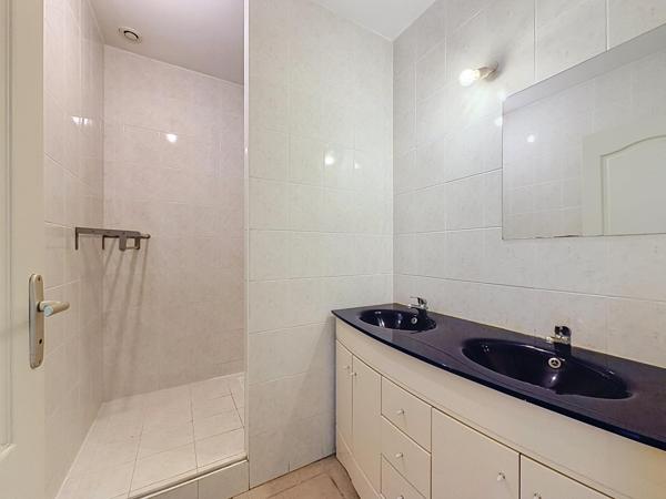 Maison T5 de plain-pied avec 4 chambres et jardin