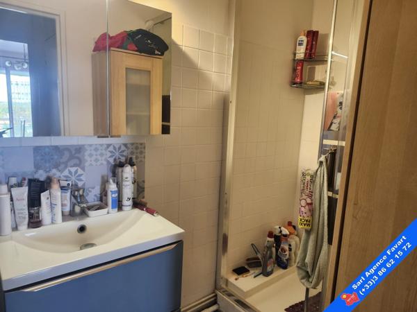 Appartement F3 transformé en grand F2