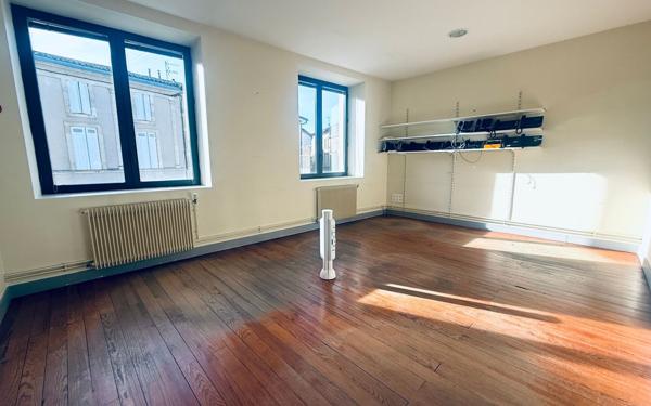 Immeuble à vendre    6 pièces •  Langon