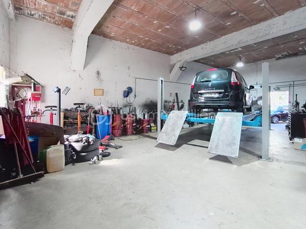 À vendre fonds de commerce de garage automobile exploité depuis le 1er avril 2011, situé à Maureillas (66480) dans les Pyrénées-Orientales.

Cession pour cause de départ à la retraite.

L’établissement bénéficie d’une clientèle locale et fidèle, constituée au fil des années.

Le local se compose de :

- 112 m² d’atelier
- 12 m² de bureau
- Nombreuses possibilités de stationnement
- Loyer mensuel : 600 €

Le fonds est cédé avec le matériel présent, comprenant notamment :

- Pont 4 colonnes
- Pont 2 colonnes
- Appareil de parallélisme 3D
- Compresseur 500 litres
- Machine à démonter les pneus
- Équilibreuse
- 2 servantes d’atelier
- Presse 15 tonnes
- 2 vérins de fosse
- Chèvre d’atelier
- Outillage divers

Prix de cession du fonds de commerce : 120 000 €

Cette affaire peut convenir à un professionnel souhaitant reprendre une activité déjà implantée, avec un outil de travail opérationnel et une clientèle existante.

Accompagnement possible par le cédant afin de faciliter la reprise de l’activité.

N'hésitez pas à me contacter pour tout renseignement complémentaire, connaître les conditions de cession ou organiser une visite.