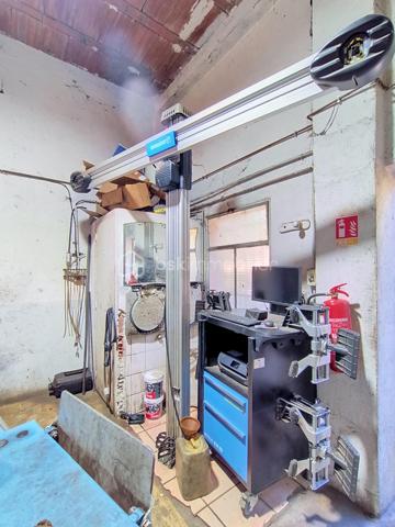 À vendre fonds de commerce de garage automobile exploité depuis le 1er avril 2011, situé à Maureillas (66480) dans les Pyrénées-Orientales.

Cession pour cause de départ à la retraite.

L’établissement bénéficie d’une clientèle locale et fidèle, constituée au fil des années.

Le local se compose de :

- 112 m² d’atelier
- 12 m² de bureau
- Nombreuses possibilités de stationnement
- Loyer mensuel : 600 €

Le fonds est cédé avec le matériel présent, comprenant notamment :

- Pont 4 colonnes
- Pont 2 colonnes
- Appareil de parallélisme 3D
- Compresseur 500 litres
- Machine à démonter les pneus
- Équilibreuse
- 2 servantes d’atelier
- Presse 15 tonnes
- 2 vérins de fosse
- Chèvre d’atelier
- Outillage divers

Prix de cession du fonds de commerce : 120 000 €

Cette affaire peut convenir à un professionnel souhaitant reprendre une activité déjà implantée, avec un outil de travail opérationnel et une clientèle existante.

Accompagnement possible par le cédant afin de faciliter la reprise de l’activité.

N'hésitez pas à me contacter pour tout renseignement complémentaire, connaître les conditions de cession ou organiser une visite.