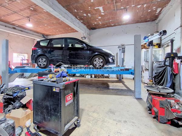 À vendre fonds de commerce de garage automobile exploité depuis le 1er avril 2011, situé à Maureillas (66480) dans les Pyrénées-Orientales.

Cession pour cause de départ à la retraite.

L’établissement bénéficie d’une clientèle locale et fidèle, constituée au fil des années.

Le local se compose de :

- 112 m² d’atelier
- 12 m² de bureau
- Nombreuses possibilités de stationnement
- Loyer mensuel : 600 €

Le fonds est cédé avec le matériel présent, comprenant notamment :

- Pont 4 colonnes
- Pont 2 colonnes
- Appareil de parallélisme 3D
- Compresseur 500 litres
- Machine à démonter les pneus
- Équilibreuse
- 2 servantes d’atelier
- Presse 15 tonnes
- 2 vérins de fosse
- Chèvre d’atelier
- Outillage divers

Prix de cession du fonds de commerce : 120 000 €

Cette affaire peut convenir à un professionnel souhaitant reprendre une activité déjà implantée, avec un outil de travail opérationnel et une clientèle existante.

Accompagnement possible par le cédant afin de faciliter la reprise de l’activité.

N'hésitez pas à me contacter pour tout renseignement complémentaire, connaître les conditions de cession ou organiser une visite.