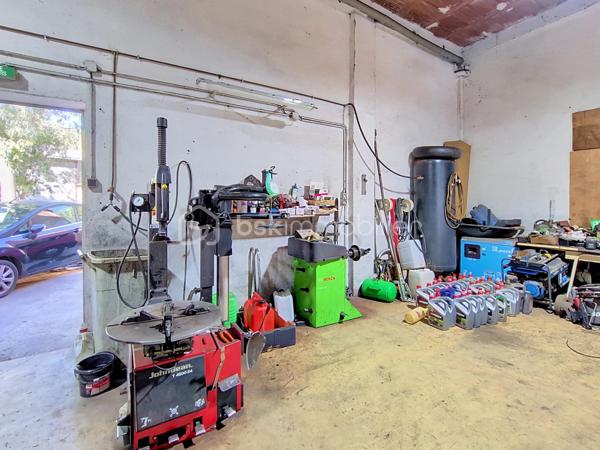 À vendre fonds de commerce de garage automobile exploité depuis le 1er avril 2011, situé à Maureillas (66480) dans les Pyrénées-Orientales.

Cession pour cause de départ à la retraite.

L’établissement bénéficie d’une clientèle locale et fidèle, constituée au fil des années.

Le local se compose de :

- 112 m² d’atelier
- 12 m² de bureau
- Nombreuses possibilités de stationnement
- Loyer mensuel : 600 €

Le fonds est cédé avec le matériel présent, comprenant notamment :

- Pont 4 colonnes
- Pont 2 colonnes
- Appareil de parallélisme 3D
- Compresseur 500 litres
- Machine à démonter les pneus
- Équilibreuse
- 2 servantes d’atelier
- Presse 15 tonnes
- 2 vérins de fosse
- Chèvre d’atelier
- Outillage divers

Prix de cession du fonds de commerce : 120 000 €

Cette affaire peut convenir à un professionnel souhaitant reprendre une activité déjà implantée, avec un outil de travail opérationnel et une clientèle existante.

Accompagnement possible par le cédant afin de faciliter la reprise de l’activité.

N'hésitez pas à me contacter pour tout renseignement complémentaire, connaître les conditions de cession ou organiser une visite.