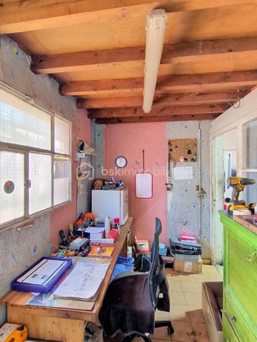 À vendre fonds de commerce de garage automobile exploité depuis le 1er avril 2011, situé à Maureillas (66480) dans les Pyrénées-Orientales.

Cession pour cause de départ à la retraite.

L’établissement bénéficie d’une clientèle locale et fidèle, constituée au fil des années.

Le local se compose de :

- 112 m² d’atelier
- 12 m² de bureau
- Nombreuses possibilités de stationnement
- Loyer mensuel : 600 €

Le fonds est cédé avec le matériel présent, comprenant notamment :

- Pont 4 colonnes
- Pont 2 colonnes
- Appareil de parallélisme 3D
- Compresseur 500 litres
- Machine à démonter les pneus
- Équilibreuse
- 2 servantes d’atelier
- Presse 15 tonnes
- 2 vérins de fosse
- Chèvre d’atelier
- Outillage divers

Prix de cession du fonds de commerce : 120 000 €

Cette affaire peut convenir à un professionnel souhaitant reprendre une activité déjà implantée, avec un outil de travail opérationnel et une clientèle existante.

Accompagnement possible par le cédant afin de faciliter la reprise de l’activité.

N'hésitez pas à me contacter pour tout renseignement complémentaire, connaître les conditions de cession ou organiser une visite.