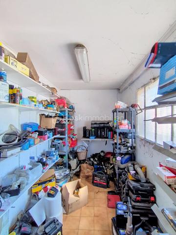 À vendre fonds de commerce de garage automobile exploité depuis le 1er avril 2011, situé à Maureillas (66480) dans les Pyrénées-Orientales.

Cession pour cause de départ à la retraite.

L’établissement bénéficie d’une clientèle locale et fidèle, constituée au fil des années.

Le local se compose de :

- 112 m² d’atelier
- 12 m² de bureau
- Nombreuses possibilités de stationnement
- Loyer mensuel : 600 €

Le fonds est cédé avec le matériel présent, comprenant notamment :

- Pont 4 colonnes
- Pont 2 colonnes
- Appareil de parallélisme 3D
- Compresseur 500 litres
- Machine à démonter les pneus
- Équilibreuse
- 2 servantes d’atelier
- Presse 15 tonnes
- 2 vérins de fosse
- Chèvre d’atelier
- Outillage divers

Prix de cession du fonds de commerce : 120 000 €

Cette affaire peut convenir à un professionnel souhaitant reprendre une activité déjà implantée, avec un outil de travail opérationnel et une clientèle existante.

Accompagnement possible par le cédant afin de faciliter la reprise de l’activité.

N'hésitez pas à me contacter pour tout renseignement complémentaire, connaître les conditions de cession ou organiser une visite.