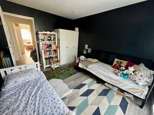 La Gaudinière - Au coeur d'une copropriété arborée, spacieux appartement comprenant deux chambres. Cave.