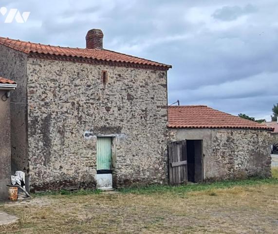 Bâtiment en pierre de 96 m² et une dépendance de 102 m², à réhabiliter en habitation 