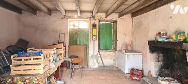 Bâtiment en pierre de 96 m² et une dépendance de 102 m², à réhabiliter en habitation 