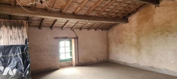 Bâtiment en pierre de 96 m² et une dépendance de 102 m², à réhabiliter en habitation 