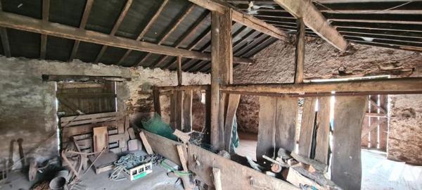 Bâtiment en pierre de 96 m² et une dépendance de 102 m², à réhabiliter en habitation 