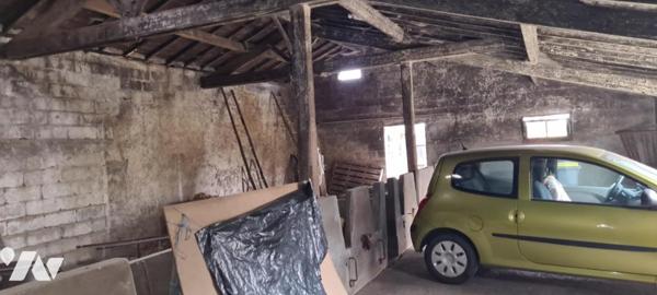 Bâtiment en pierre de 96 m² et une dépendance de 102 m², à réhabiliter en habitation 