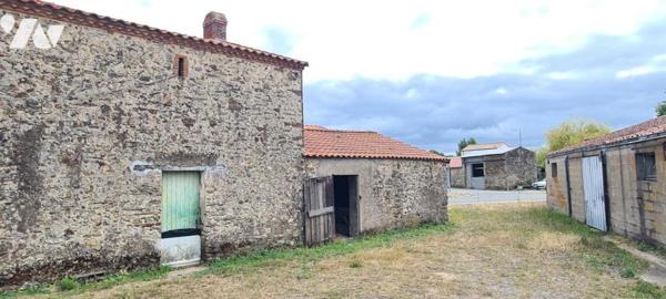 Bâtiment en pierre de 96 m² et une dépendance de 102 m², à réhabiliter en habitation 