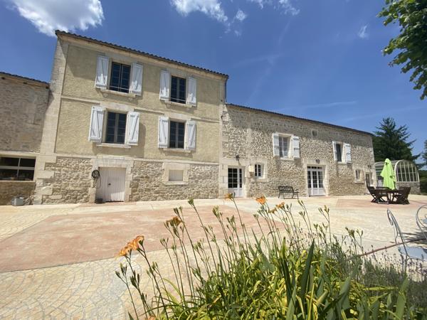 13KM GARE TGV ANGOULEME, 8km de toutes commodités très belle charentaise rénovée avec dépendances, jardin et p