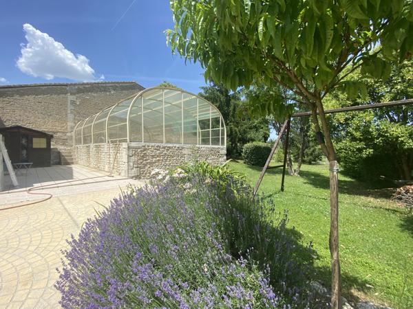 13KM GARE TGV ANGOULEME, 8km de toutes commodités très belle charentaise rénovée avec dépendances, jardin et p