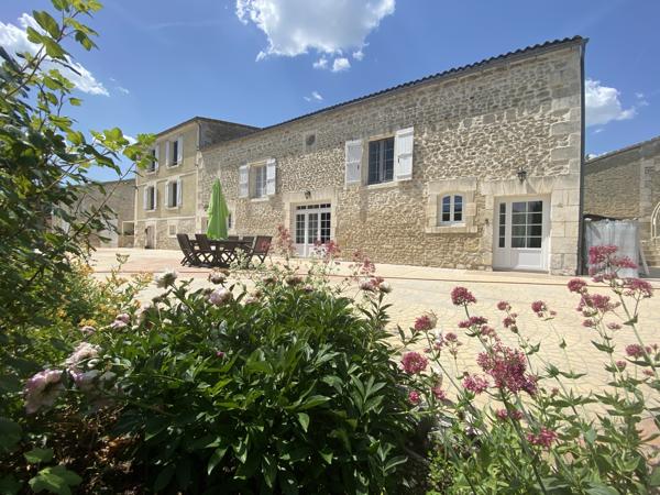13KM GARE TGV ANGOULEME, 8km de toutes commodités très belle charentaise rénovée avec dépendances, jardin et p