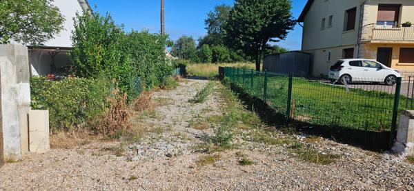Terrain constructible viabilisé à Oslon de 1066 m²