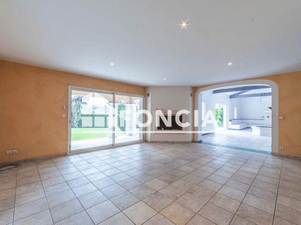 Location Maison 8 pièces 281 m² - 50 LE CLOS DE GENETS Genay 69730