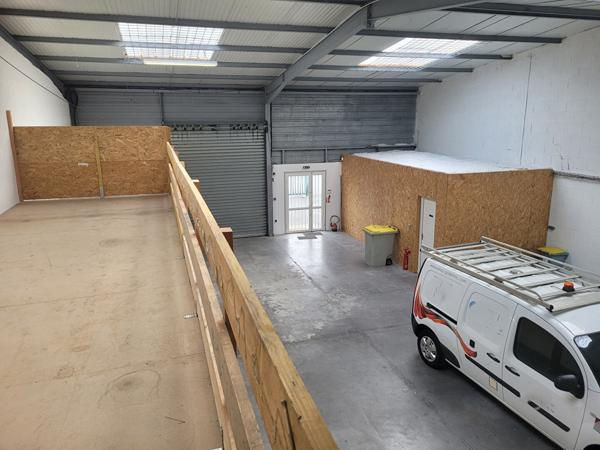 A LOUER - Local d'activité d'environ 180 m2 aux Sorinières