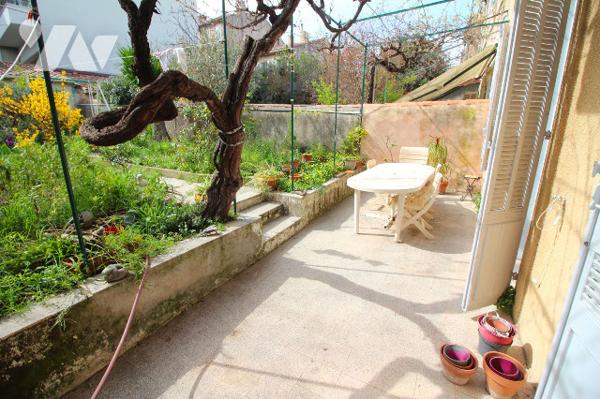 Appartement / Maison T3 de 78m2, rez-de-jardin (JARDIN de 120m2 +dépendance) dans le 4e à Marseille.