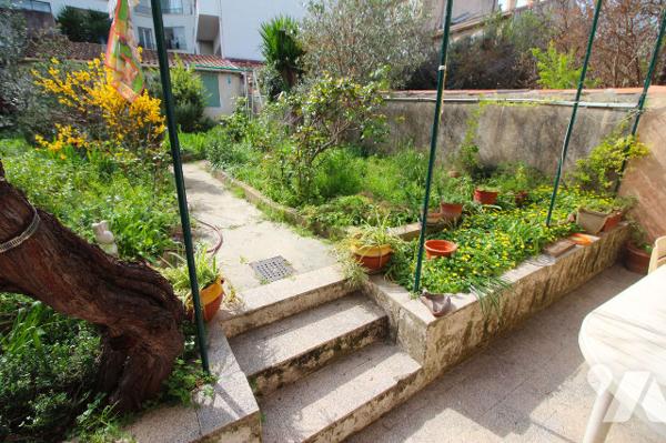 Appartement / Maison T3 de 78m2, rez-de-jardin (JARDIN de 120m2 +dépendance) dans le 4e à Marseille.