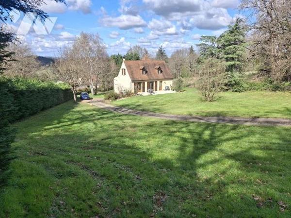 A VENDRE : Proche des commerces dans petite ville (GOURDON - 46), grande maison contemporaine e...