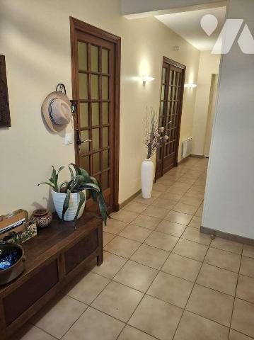 A VENDRE : Proche des commerces dans petite ville (GOURDON - 46), grande maison contemporaine e...