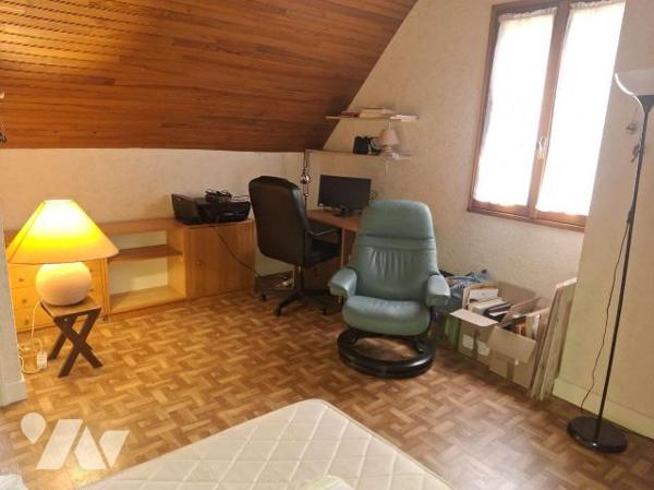 A VENDRE : Proche des commerces dans petite ville (GOURDON - 46), grande maison contemporaine e...