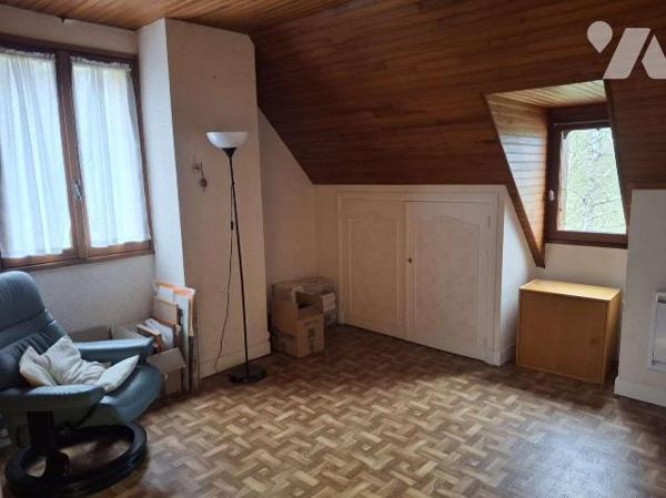 A VENDRE : Proche des commerces dans petite ville (GOURDON - 46), grande maison contemporaine e...