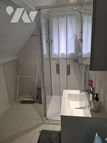 A VENDRE : Proche des commerces dans petite ville (GOURDON - 46), grande maison contemporaine e...