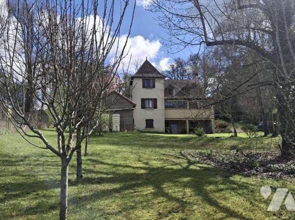 A VENDRE : Proche des commerces dans petite ville (GOURDON - 46), grande maison contemporaine e...