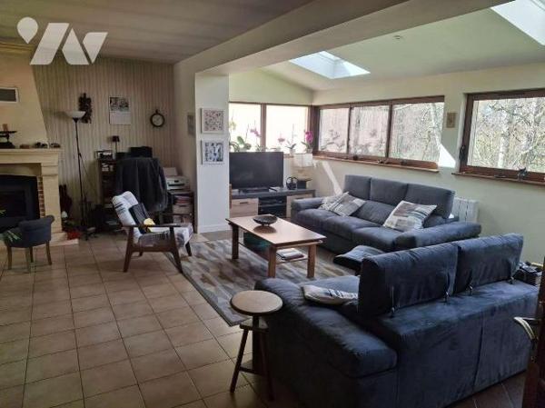 A VENDRE : Proche des commerces dans petite ville (GOURDON - 46), grande maison contemporaine e...