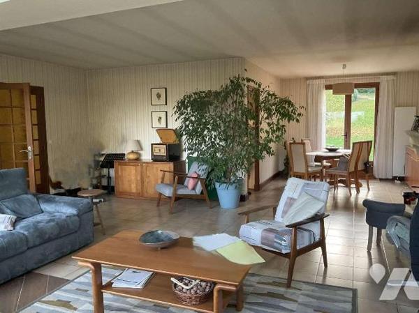 A VENDRE : Proche des commerces dans petite ville (GOURDON - 46), grande maison contemporaine e...