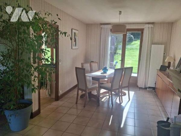 A VENDRE : Proche des commerces dans petite ville (GOURDON - 46), grande maison contemporaine e...