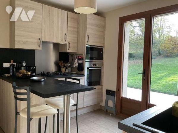 A VENDRE : Proche des commerces dans petite ville (GOURDON - 46), grande maison contemporaine e...